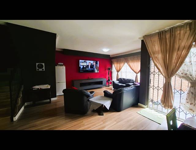 3 BEDROOM TOWNHOUSE FOR SALE IN FLORA GARDENS